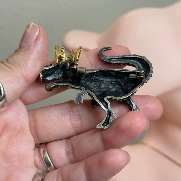 🦖⚜️ Green Zirconia Dinosaur Brooch with Gold Crown 👑 - Picture 4 of 7